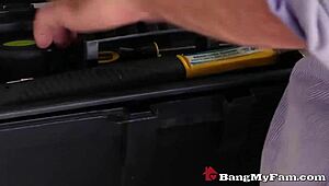 यो टिफनी वॉटसन, स्टेपकजिन को स्टेपअंकल के पास चोद रही हो?