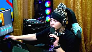 Ela ficou de quatro na mesa e empinou para o apresentador bem gostoso - bia ruiva podcast p�pum no barraco completo no red sheer