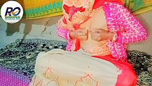 देसी दीदी भाई द्वारा हिंदी आवाज में वेबकैम पर फिंगरिंग करते हुए कैच हुई