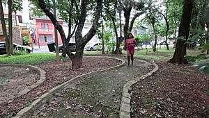Histórias De Uma Ninfomaníaca - Suando O Shorts No Parque Escorrendo Mel Da Bucetinha