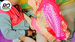 देसी दीदी भाई द्वारा हिंदी आवाज में वेबकैम पर फिंगरिंग करते हुए कैच हुई