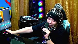 Ela ficou de quatro na mesa e empinou para o apresentador bem gostoso - bia ruiva podcast p�pum no barraco completo no red sheer