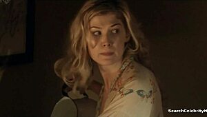 रोसमंड पाइक टॉपलेस होकर विमेन इन लव एप2 2011 में आती है