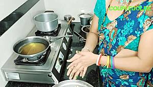 कोमल किचन में जामुन बनाती है और हमसे हार्ड बांग्ड होती है