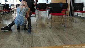 पब्लिक में सुंदर जवान टीचर को लंड फ्लैश क्लास से पहले मुठ मारते पकड़ मदद की