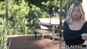 अरे यकीन नहीं होता ये मोहक एशियन विशाल काले लंड की चाहत रखती है?