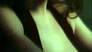 लैटिना और एशियाई रेडहेड लिंगरी में बड़े स्तन और पेटाइट कर्व्स से टेस करती हैं