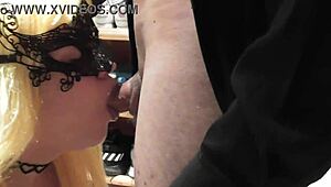 Vaya mamada me hace la rubia with cum in mouth blowbang on big monster cocks.