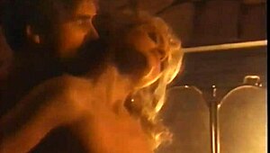 लैटिना और एशियाई रेडहेड लिंगरी में बड़े स्तन और पेटाइट कर्व्स से टेस करती हैं