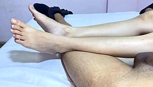 विलेज गर्ल पहली बार होटल में मॉन्स्टर कॉक लेती है, ओह माई गॉड!!