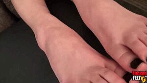 Hot Gia Paige, wow, gets bare feet soles spermed by Philly John!