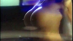 लैटिना और एशियाई रेडहेड लिंगरी में बड़े स्तन और पेटाइट कर्व्स से टेस करती हैं