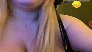 Una bella tettona bent over in doggystyle