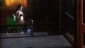 लैटिना और एशियाई रेडहेड लिंगरी में बड़े स्तन और पेटाइट कर्व्स से टेस करती हैं