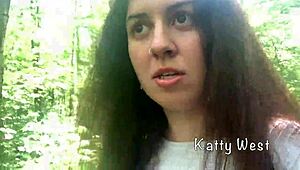 Teen flashes pussy while peeing in public park