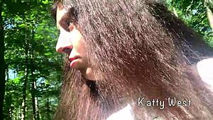 Teen flashes pussy while peeing in public park