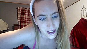 Sexy roxxxanne69 sucks dildo bunny