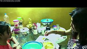 इंडियन भाभी बिग टिट्स के साथ स्टीमी अफेयर के लिए छुपकर आती है