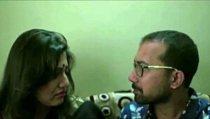 इंडियन भाभी बिग टिट्स के साथ स्टीमी अफेयर के लिए छुपकर आती है