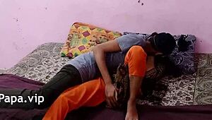 सेक्सी भारतीय लड़की पहली डिफ्लोरेशन में कच्ची भावना महसूस करती है