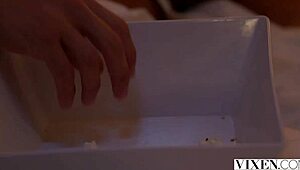 ओएमजी, नॉटी हॉली राइड और बेंड ओवर करती है जब बीएफ दूर है!