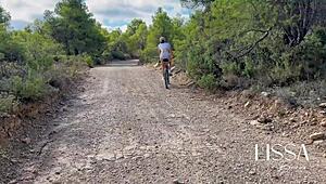 जंगल में बाइक राइड इतनी गरम हो गई, अच्छे से झुककर चुदाई हो गई