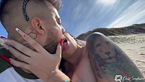 Gostosa safada hooks up on beach for raw outdoor sex with cum in mouth