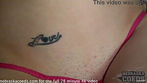 गॉर्जस न्यू गर्ल होटल सोफा पर पहली बार टॉपलेस होती है