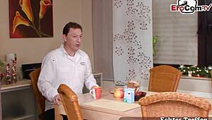 Deutsche Dünne Reife Hausfrau Fickt in der Küche mit Leidenschaft