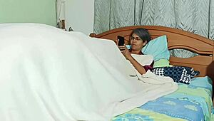 मैं सौतेली माँ को मस्तरबेट करते देखने में ऑब्सेस्ड हूँ और शीट्स के नीचे घुसकर उसे जोर से चोदना