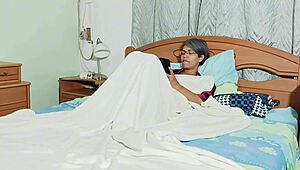 मैं सौतेली माँ को मस्तरबेट करते देखने में ऑब्सेस्ड हूँ और शीट्स के नीचे घुसकर उसे जोर से चोदना