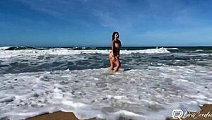 Gostosa safada hooks up on beach for raw outdoor sex with cum in mouth