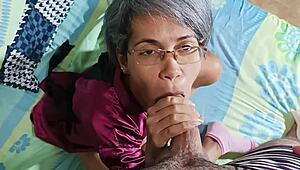 मैं सौतेली माँ को मस्तरबेट करते देखने में ऑब्सेस्ड हूँ और शीट्स के नीचे घुसकर उसे जोर से चोदना