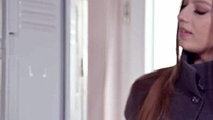 नॉटी नर्स मिया स्प्लिट हॉस्पिटल में अपनी वाइल्ड साइड से टीज करती है