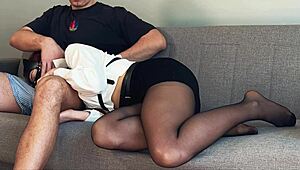 स्टेपसन स्टेपमॉम के मुंह में स्लिप करता है जब वो सो रही है