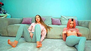 ट्विंस की वेबकैम स्ट्रेचिंग देखकर झड़ना कमाल का