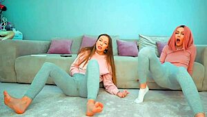 ट्विंस की वेबकैम स्ट्रेचिंग देखकर झड़ना कमाल का