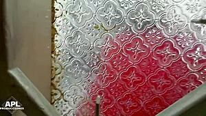 एमेच्योर स्लट मस्तर्बेट करती है जबकि हिजास्ट्रो उसे चेंज करते हुए देखता है!