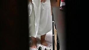 donna, lascia la finestra aperta, ti filmo mentre fai la doccia nuda