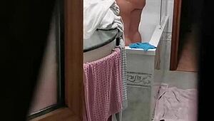 donna, lascia la finestra aperta, ti filmo mentre fai la doccia nuda