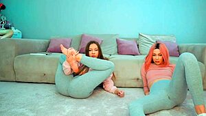 ट्विंस की वेबकैम स्ट्रेचिंग देखकर झड़ना कमाल का