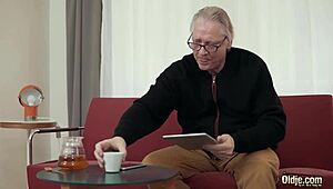 हेय, ग्रैंडपा टीन 18+ को उसकी माउथ में फक करना देखना चाहते हो?