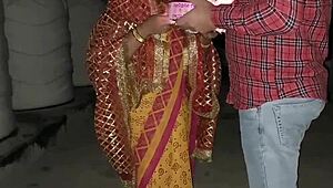 पति और पत्नी कर्वा चौथ के उपवास तोड़ने के बाद मिशनरी, बेंट ओवर, असफकिंग, डॉगीस्टाइल में चुदाई करते हैं