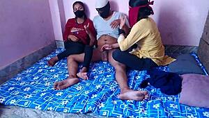 यार, दोस्त की गर्लफ्रेंड को चोद रहा रियल देसी थ्रीसम में, हिंदी आवाज!