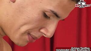 Dünner Latino schwuler Teen in wildem Dreier ohne Gummi mit tiefem Anal.