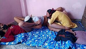 यार, दोस्त की गर्लफ्रेंड को चोद रहा रियल देसी थ्रीसम में, हिंदी आवाज!