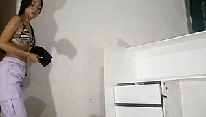 Mi esposa llega de mal genio, limpia la casa, y yo le meto el pene en su vagina apretada.