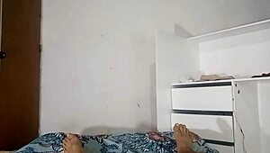 Mi esposa llega de mal genio, limpia la casa, y yo le meto el pene en su vagina apretada.