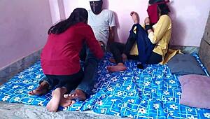 यार, दोस्त की गर्लफ्रेंड को चोद रहा रियल देसी थ्रीसम में, हिंदी आवाज!