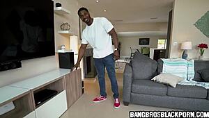 टिनी 18+ ब्लैक गर्ल टेक्स ऑन ए जायंट ब्लैक कॉक। मैन, उसका सक्शन स्किल्स अनरियल